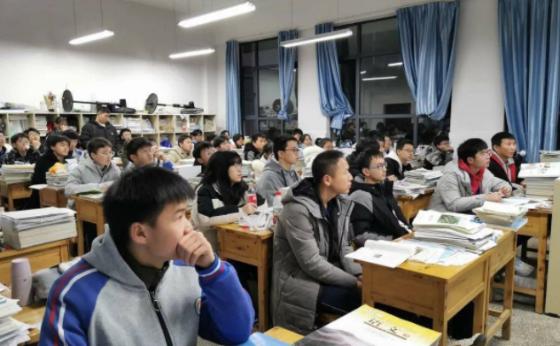 教师指导下推动主动发展在严谨学业质量基础上促进多元进步 教师指导下推动主动发展在严谨学业质量基础上促进多元进步